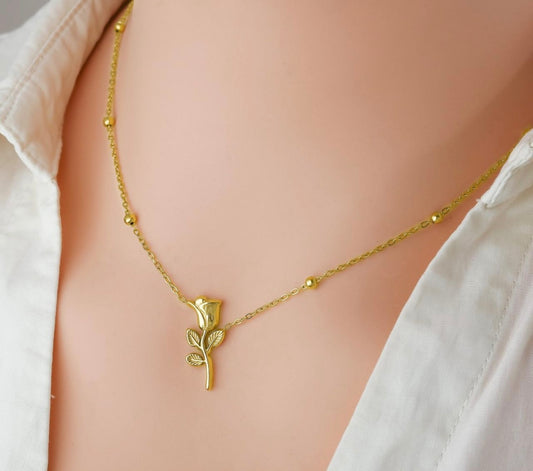 Collier pendentif rose dorée – Acier inoxydable 316L – Symbole d’amour et d’élégance